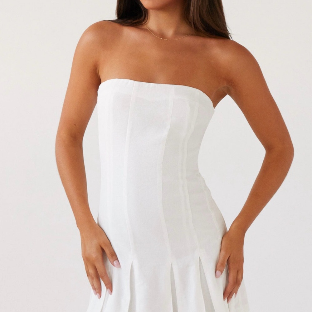 Elegant White Strapless Dress